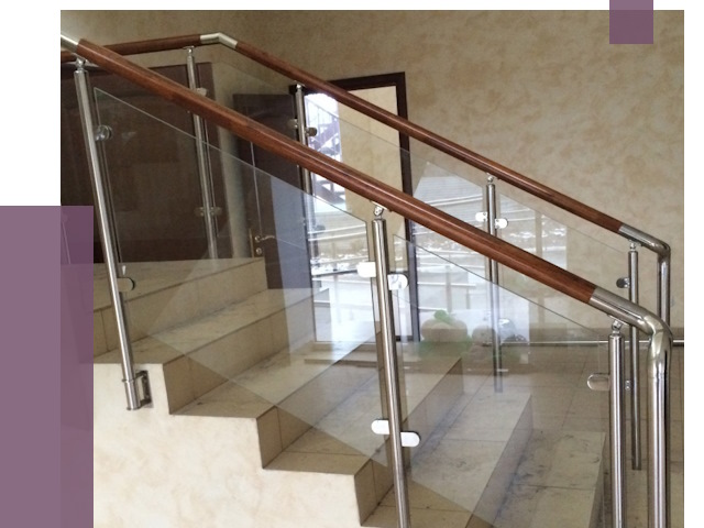 Комбинированные перила из металла и дерева в Коврове